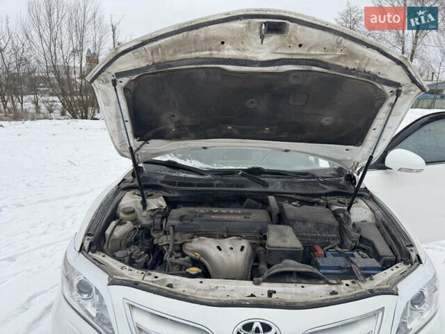 Белый Тойота Камри, объемом двигателя 2.5 л и пробегом 395 тыс. км за 9200 $, фото 17 на Automoto.ua