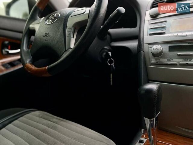 Белый Тойота Камри, объемом двигателя 2.4 л и пробегом 227 тыс. км за 10350 $, фото 7 на Automoto.ua