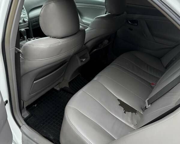 Белый Тойота Камри, объемом двигателя 2.49 л и пробегом 280 тыс. км за 7300 $, фото 5 на Automoto.ua