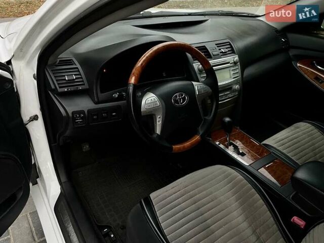 Белый Тойота Камри, объемом двигателя 2.4 л и пробегом 227 тыс. км за 10350 $, фото 9 на Automoto.ua
