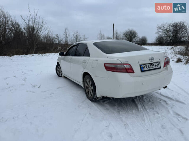 Белый Тойота Камри, объемом двигателя 2.5 л и пробегом 395 тыс. км за 9200 $, фото 2 на Automoto.ua
