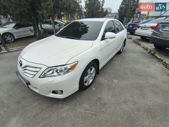 Белый Тойота Камри, объемом двигателя 2.4 л и пробегом 197 тыс. км за 9900 $, фото 2 на Automoto.ua