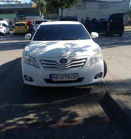 Белый Тойота Камри, объемом двигателя 2.4 л и пробегом 335 тыс. км за 9500 $, фото 2 на Automoto.ua