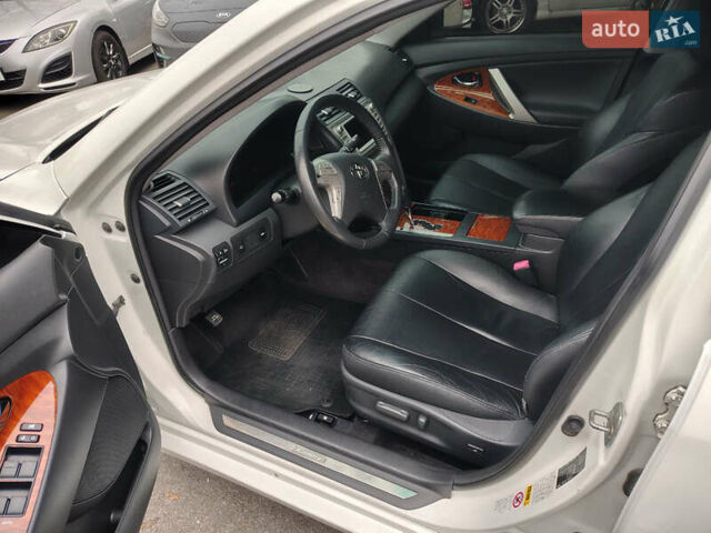 Белый Тойота Камри, объемом двигателя 2.4 л и пробегом 197 тыс. км за 9900 $, фото 5 на Automoto.ua