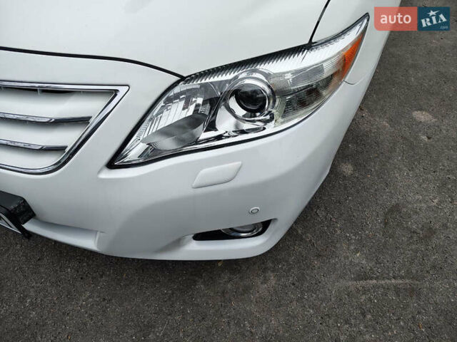 Белый Тойота Камри, объемом двигателя 2.4 л и пробегом 197 тыс. км за 9900 $, фото 3 на Automoto.ua