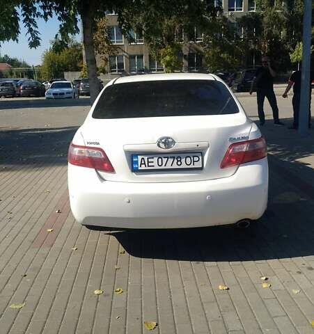 Белый Тойота Камри, объемом двигателя 2.4 л и пробегом 335 тыс. км за 9500 $, фото 1 на Automoto.ua