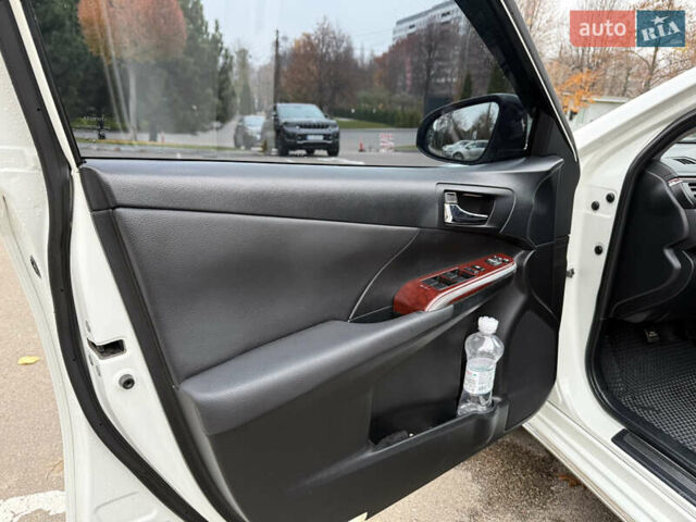 Белый Тойота Камри, объемом двигателя 2.49 л и пробегом 218 тыс. км за 12300 $, фото 3 на Automoto.ua