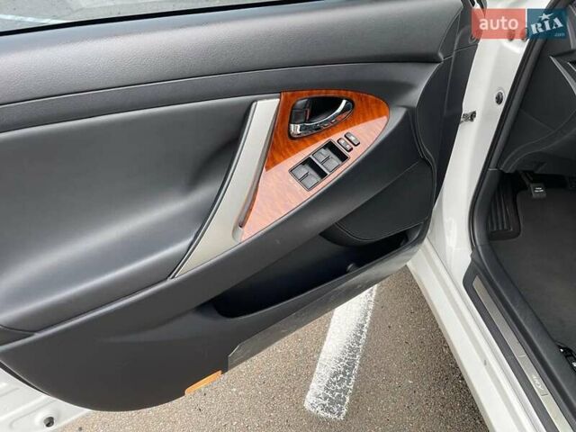 Белый Тойота Камри, объемом двигателя 2.36 л и пробегом 83 тыс. км за 13850 $, фото 10 на Automoto.ua