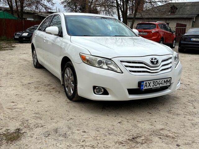Белый Тойота Камри, объемом двигателя 2.4 л и пробегом 220 тыс. км за 7800 $, фото 3 на Automoto.ua