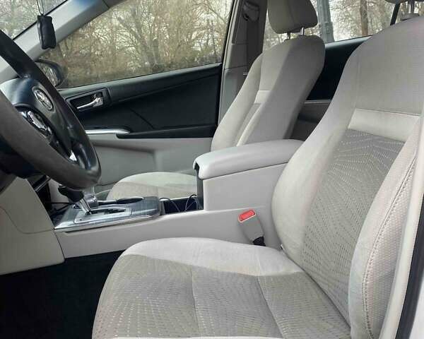 Белый Тойота Камри, объемом двигателя 2.49 л и пробегом 135 тыс. км за 9300 $, фото 9 на Automoto.ua