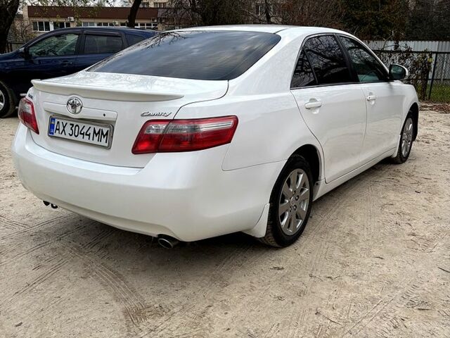 Белый Тойота Камри, объемом двигателя 2.4 л и пробегом 220 тыс. км за 7800 $, фото 5 на Automoto.ua