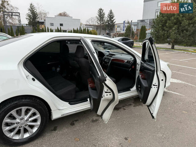 Белый Тойота Камри, объемом двигателя 2.49 л и пробегом 218 тыс. км за 12300 $, фото 2 на Automoto.ua