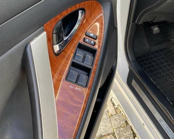 Белый Тойота Камри, объемом двигателя 2.36 л и пробегом 210 тыс. км за 12100 $, фото 12 на Automoto.ua