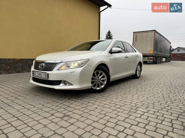 Білий Тойота Камрі, об'ємом двигуна 2.49 л та пробігом 216 тис. км за 12500 $, фото 1 на Automoto.ua