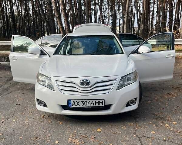 Белый Тойота Камри, объемом двигателя 2.36 л и пробегом 263 тыс. км за 10000 $, фото 3 на Automoto.ua