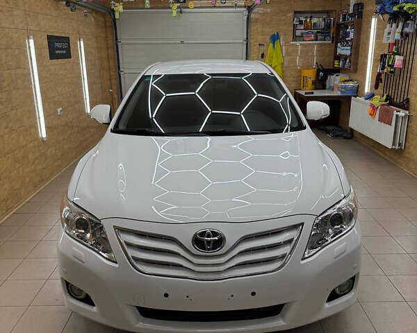 Белый Тойота Камри, объемом двигателя 2.4 л и пробегом 42 тыс. км за 13500 $, фото 1 на Automoto.ua