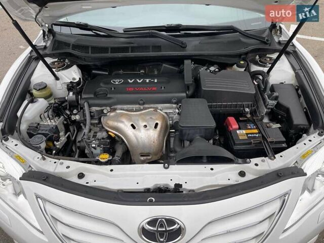 Белый Тойота Камри, объемом двигателя 2.36 л и пробегом 83 тыс. км за 13850 $, фото 12 на Automoto.ua