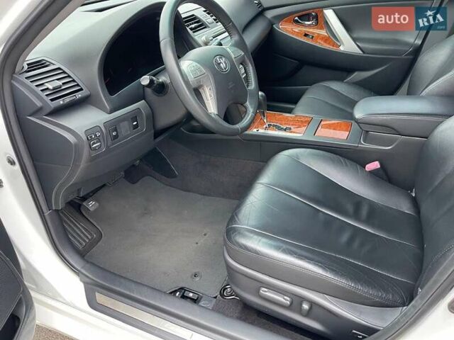 Белый Тойота Камри, объемом двигателя 2.36 л и пробегом 83 тыс. км за 13850 $, фото 8 на Automoto.ua