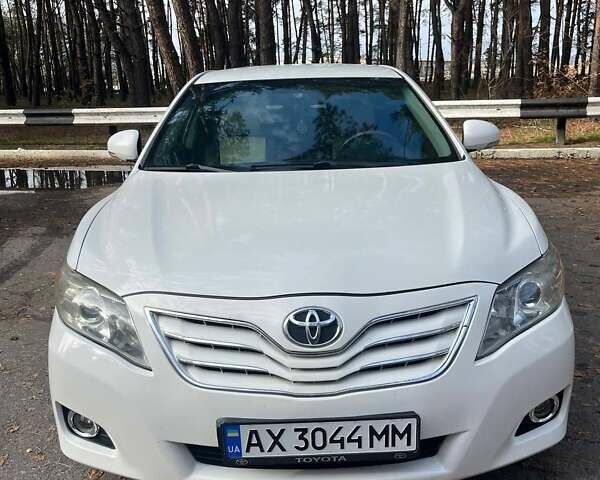 Белый Тойота Камри, объемом двигателя 2.36 л и пробегом 263 тыс. км за 10000 $, фото 1 на Automoto.ua