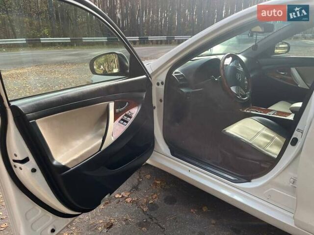 Белый Тойота Камри, объемом двигателя 2.36 л и пробегом 263 тыс. км за 10000 $, фото 16 на Automoto.ua