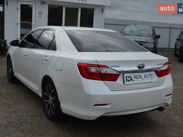 Білий Тойота Камрі, об'ємом двигуна 2.5 л та пробігом 242 тис. км за 12800 $, фото 1 на Automoto.ua