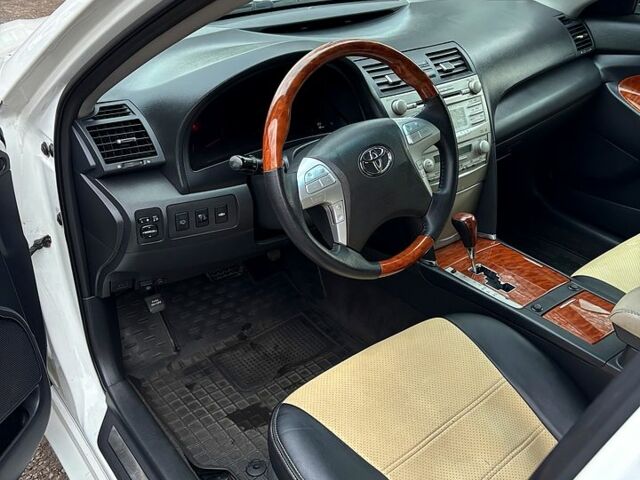 Белый Тойота Камри, объемом двигателя 2.4 л и пробегом 220 тыс. км за 7800 $, фото 7 на Automoto.ua