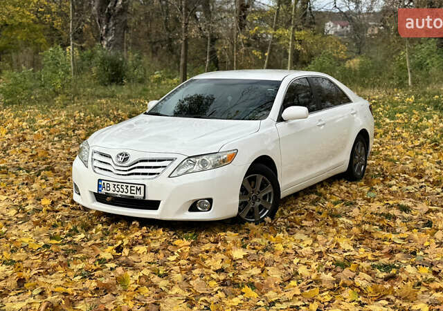Тойота Камри 2011 в Виннице на Automoto.ua Белый Тойота Камри, объемом двигателя 2.5 л и пробегом 230 тыс. км за 10250 $, фото 2 на Automoto.ua