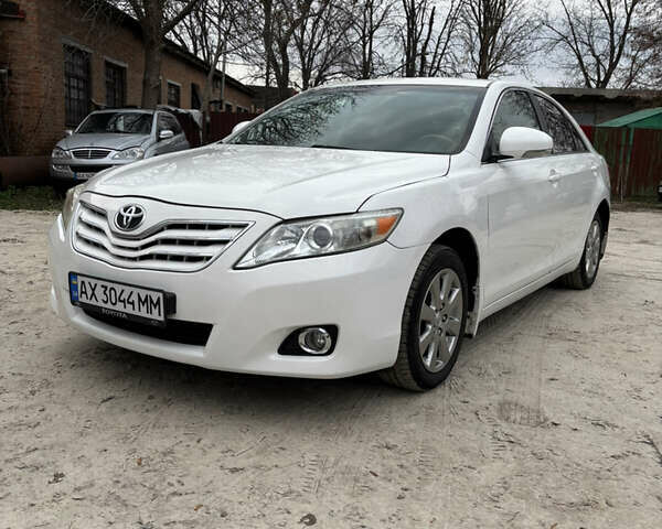 Білий Тойота Камрі, об'ємом двигуна 2.36 л та пробігом 264 тис. км за 7500 $, фото 1 на Automoto.ua