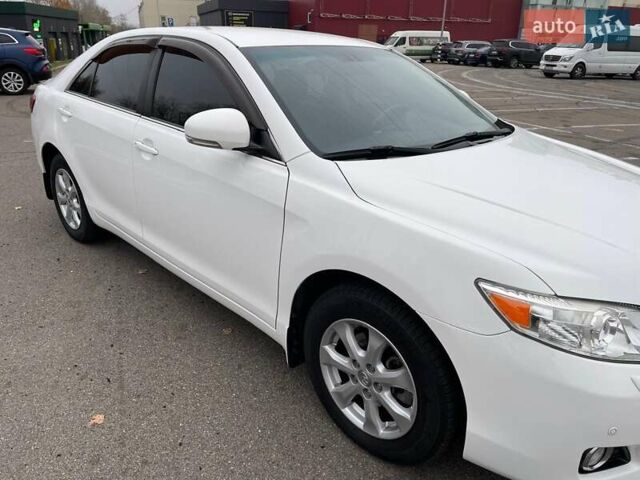 Белый Тойота Камри, объемом двигателя 2.36 л и пробегом 83 тыс. км за 13850 $, фото 1 на Automoto.ua