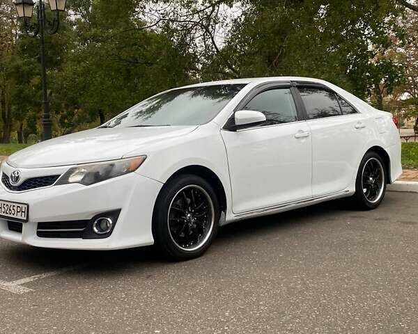 Белый Тойота Камри, объемом двигателя 2.49 л и пробегом 135 тыс. км за 9300 $, фото 3 на Automoto.ua