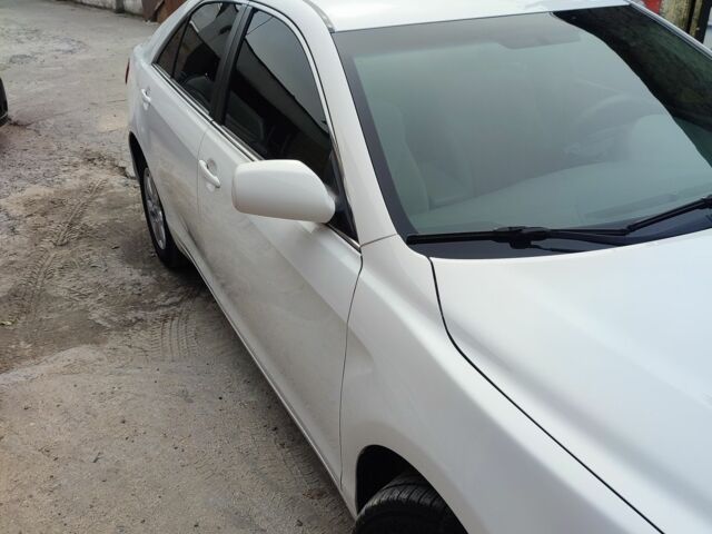 Белый Тойота Камри, объемом двигателя 2.5 л и пробегом 201 тыс. км за 10500 $, фото 2 на Automoto.ua