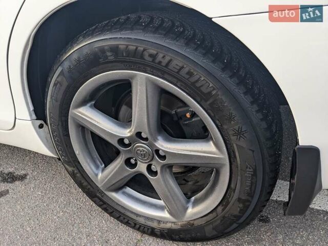 Белый Тойота Камри, объемом двигателя 2.4 л и пробегом 200 тыс. км за 11000 $, фото 12 на Automoto.ua