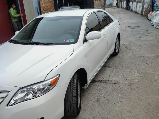 Белый Тойота Камри, объемом двигателя 2.5 л и пробегом 201 тыс. км за 10500 $, фото 1 на Automoto.ua