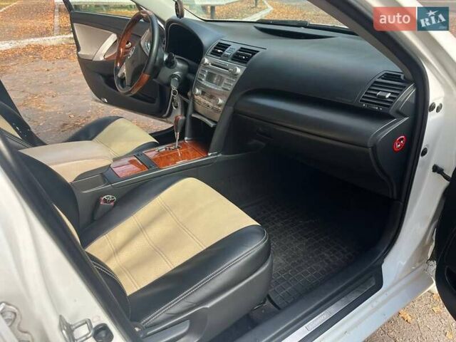Белый Тойота Камри, объемом двигателя 2.36 л и пробегом 263 тыс. км за 10000 $, фото 19 на Automoto.ua