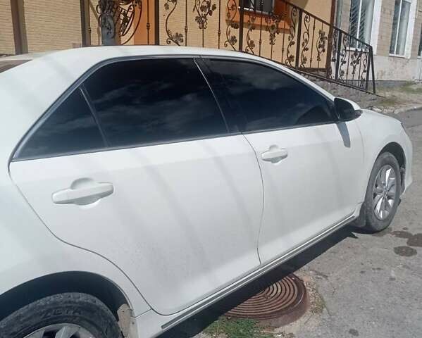 Белый Тойота Камри, объемом двигателя 2.49 л и пробегом 187 тыс. км за 12800 $, фото 1 на Automoto.ua