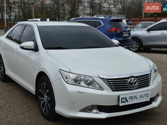 Белый Тойота Камри, объемом двигателя 2.5 л и пробегом 242 тыс. км за 13700 $, фото 3 на Automoto.ua