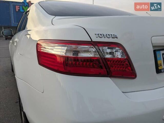 Белый Тойота Камри, объемом двигателя 2.4 л и пробегом 200 тыс. км за 11000 $, фото 10 на Automoto.ua