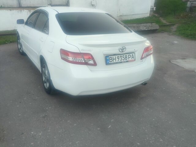 Белый Тойота Камри, объемом двигателя 2.5 л и пробегом 201 тыс. км за 10500 $, фото 4 на Automoto.ua