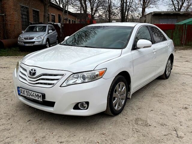Белый Тойота Камри, объемом двигателя 2.4 л и пробегом 220 тыс. км за 7800 $, фото 1 на Automoto.ua