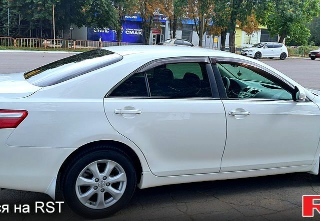 Білий Тойота Камрі, об'ємом двигуна 2.4 л та пробігом 163 тис. км за 8800 $, фото 1 на Automoto.ua