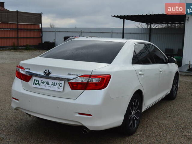 Белый Тойота Камри, объемом двигателя 2.5 л и пробегом 242 тыс. км за 13700 $, фото 2 на Automoto.ua