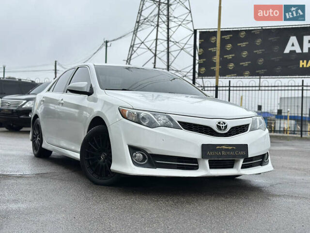 Білий Тойота Камрі, об'ємом двигуна 2.5 л та пробігом 180 тис. км за 11400 $, фото 2 на Automoto.ua