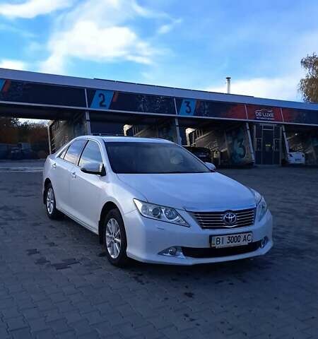 Белый Тойота Камри, объемом двигателя 2.5 л и пробегом 195 тыс. км за 11800 $, фото 1 на Automoto.ua