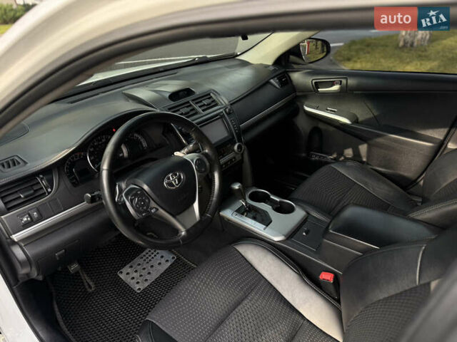 Белый Тойота Камри, объемом двигателя 2.5 л и пробегом 180 тыс. км за 10999 $, фото 11 на Automoto.ua