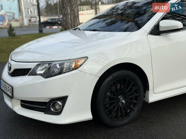 Белый Тойота Камри, объемом двигателя 2.5 л и пробегом 180 тыс. км за 10999 $, фото 2 на Automoto.ua