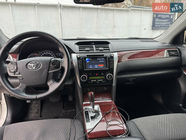 Белый Тойота Камри, объемом двигателя 2.49 л и пробегом 280 тыс. км за 9800 $, фото 13 на Automoto.ua