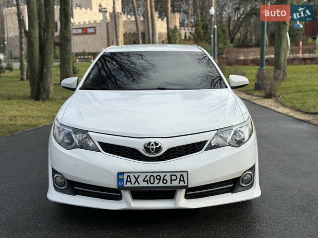 Белый Тойота Камри, объемом двигателя 2.5 л и пробегом 180 тыс. км за 10999 $, фото 1 на Automoto.ua