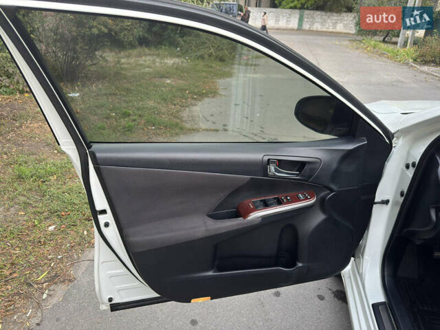Белый Тойота Камри, объемом двигателя 2.5 л и пробегом 106 тыс. км за 12300 $, фото 14 на Automoto.ua