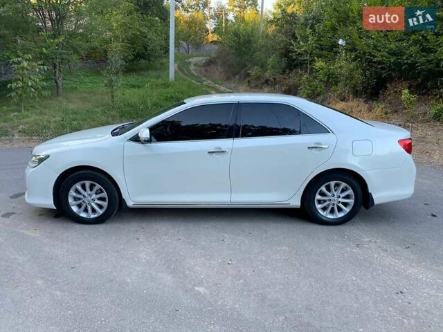 Белый Тойота Камри, объемом двигателя 2.5 л и пробегом 147 тыс. км за 15300 $, фото 2 на Automoto.ua