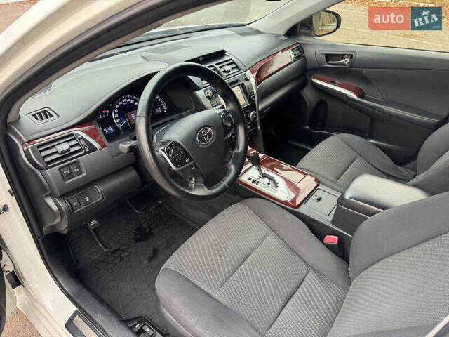 Белый Тойота Камри, объемом двигателя 2.49 л и пробегом 280 тыс. км за 9800 $, фото 10 на Automoto.ua